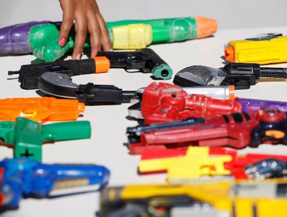 Vocês acham errado uma criança ter contato com armas de brinquedo