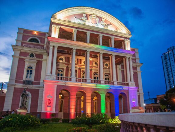 Governo do Amazonas ilumina símbolos da capital em apoio ao Dia Nacional do Orgulho Gay