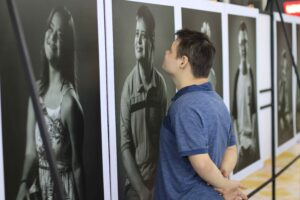 Sejusc lança exposição de pessoas com Síndrome de Down no Manauara Shopping