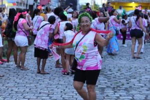 Imagem da notícia - Ação de conscientização leva idosos para desfile das escolas de samba no Sambódromo 