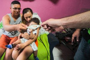 Imagem da notícia - Equipe volante da Sejusc realiza emissão de RG para criança que precisa fazer cirurgia em SP