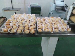 Imagem da notícia - Internos e ex-internos do sistema socioeducativo fabricam pães para pessoas em situação de rua