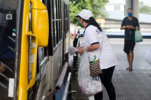 Imagem da notícia - Em uma hora, Sejusc distribui 10 mil máscaras nos cinco terminais de Manaus