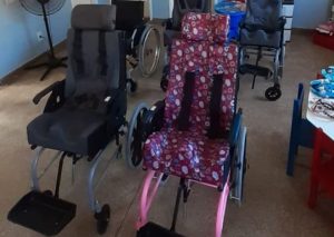Imagem da notícia - Pessoas com deficiência atendidas pelo Samic/Casa de Maria, em Itacoatiara, recebem cadeiras de rodas da Sejusc
