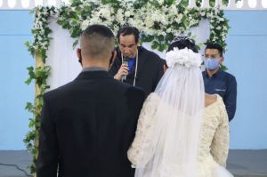 Imagem da notícia - Sejusc realiza casamento de egresso após cumprimento de medida socioeducativa no Dagmar Feitosa