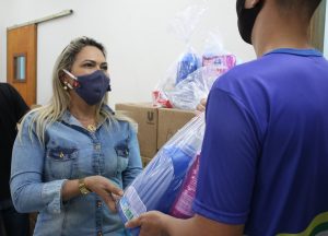 Imagem da notícia - Adolescentes do sistema socioeducativo do AM ajudam a montar kits de higiene para pessoas em vulnerabilidade social