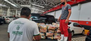 Imagem da notícia - Rede de supermercado realiza doação de 200 cestas básicas para atender idosos e PcDs em vulnerabilidade