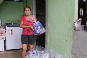 Imagem da notícia - Organizações que trabalham com idosos em vulnerabilidade social recebem doações de 250 kits de higiene
