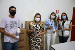 Imagem da notícia - Sejusc recebe doação de álcool em gel e água sanitária para idosos em vulnerabilidade