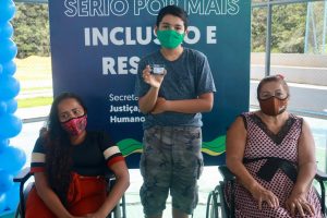 Imagem da notícia - Governo do Amazonas entrega cadeiras de rodas, unidades do Passe Legal e da carteira PcD, em Presidente Figueiredo