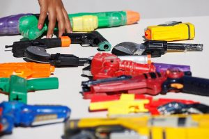Imagem da notícia - Sejusc alerta sobre os riscos do uso de armas de brinquedo, no Dia do Desarmamento Infantil