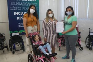 Imagem da notícia - Governo do Amazonas entrega cadeiras de rodas e carteiras do Passe legal para familiares de PcDs