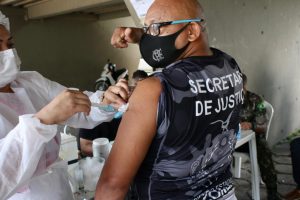 Imagem da notícia - Servidores do sistema socioeducativo do Amazonas são vacinados contra a Covid-19