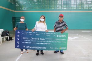 Imagem da notícia - Governo do Amazonas entrega cheques do programa Idoso Empreendedor na comunidade Nossa Senhora de Fátima