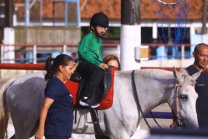 Imagem da notícia - Equoterapia: pessoas com deficiências têm acesso a terapia gratuita com cavalos por parceria entre secretarias estaduais