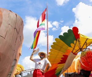 Imagem da notícia - Parintins 2023: torcedores de Caprichoso e Garantido exaltam simbolismo da bandeira LGBTQIAPN+ nos currais