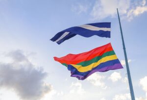 Imagem da notícia - Parintins 2023: Em parceria com o Governo do Amazonas, Caprichoso e Garantido hasteiam bandeira LGBTQIAPN +