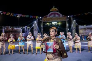 Imagem da notícia - Idosos de projeto estadual esbanjam alegria em apresentações de danças no 65º Festival Folclórico do Amazonas