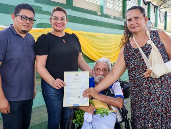 Aos 107 anos, aposentado aproveita Mutirão de Cidadania do Governo do Amazonas para atualizar documentos