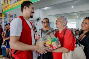 Imagem da notícia - Governo Presente: cestas de alimentos entregues na ação auxiliam pessoas em vulnerabilidade social em Manaus