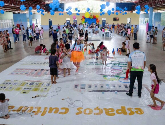 Crianças com deficiência participam da “Caravana da Páscoa” na zona oeste de Manaus 