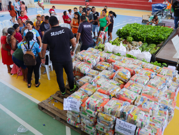 Entrega de cestas de alimentos do Governo do Amazonas auxilia população em vulnerabilidade, em Barcelos