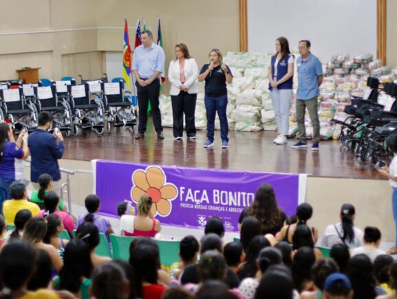 Governo do Amazonas entrega kits de bebês e cestas de alimentos a grávidas em situação de vulnerabilidade, em Parintins