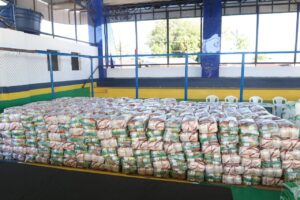 Imagem da notícia - Em Tapauá, governador Wilson Lima entrega 4 toneladas de alimentos para famílias e fortalece área do esporte e lazer