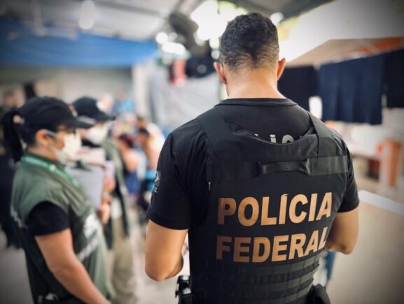 PF, em operação conjunta, fecha abrigo irregular e apura promoção de migração ilegal em Manaus