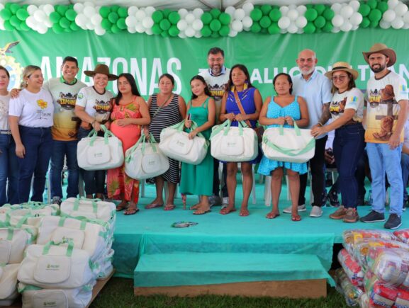 Governo do Amazonas entrega mais 2,7 toneladas de alimentos a pessoas em situação de vulnerabilidade no Baixo Amazonas