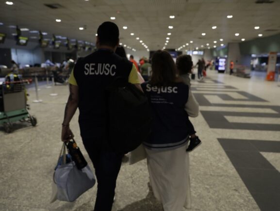 Sejusc e Defensoria acompanham retorno de criança de dois anos retirada ilegalmente da mãe em Manaus