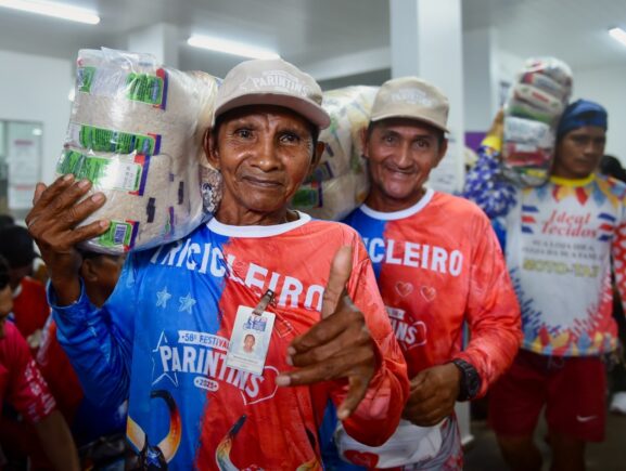 Festival de Parintins 2025: Governo do Amazonas distribui cestas de alimentos a tricicleiros da ilha