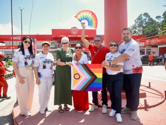 Festival de Parintins 2025: Pelo terceiro ano consecutivo, Sejusc e movimento LGBTQIAPN+ hasteiam bandeira da diversidade em currais