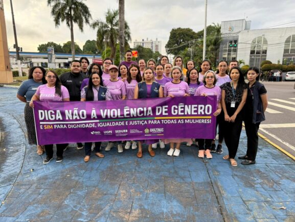 ‘Agosto Lilás’: Sejusc realiza ações de conscientização nos semáforos de Manaus