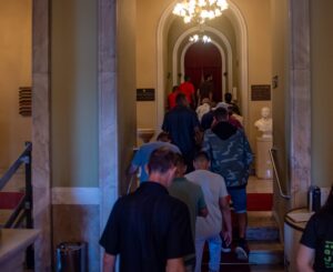Imagem da notícia - Governo do Estado leva acolhidos do Lar Terapêutico Ágape para visita guiada ao Teatro Amazonas