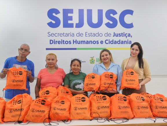 Sejusc entrega kits de higiene para associação que atende mulheres em situação de vulnerabilidade social