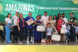 Imagem da notícia - Governo do Amazonas fortalece segurança alimentar e dignidade com entrega de cestas e kits bebê em Alvarães