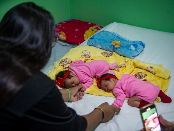 Surpresa em dobro: Sejusc beneficia mãe de gêmeas com kits bebê