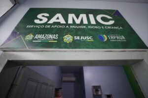 Imagem da notícia - Governador Wilson Lima entrega cartões do Auxílio Estadual, inaugura Samic e reforça assistência social em Tapauá