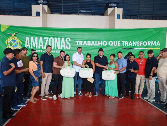 “Necessitamos dessa ajuda”, diz moradora de Maraã beneficiada com kit bebê entregue pelo Governo do Amazonas