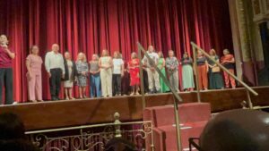 Participantes do projeto EnvelheSer 60+, da Sejusc, são homenageados no Teatro Amazonas