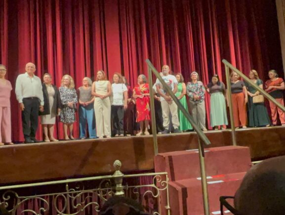 Participantes do projeto EnvelheSer 60+, da Sejusc, são homenageados no Teatro Amazonas